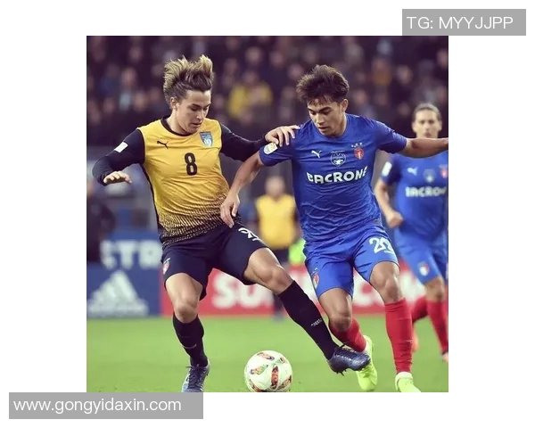 足球球星赛场激烈对抗中突然用手击肩引发全场热议讨论